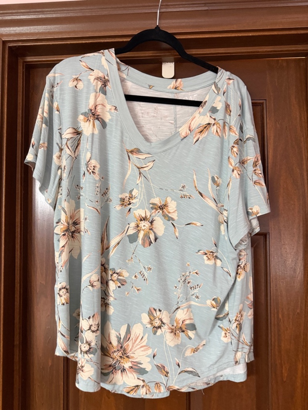 Maurices Light Blue Floral V-Neck Short Sleeve Tee